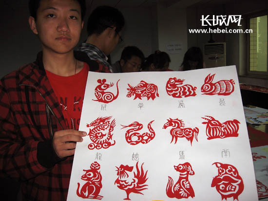 大学生剪纸:十二生肖.张建新 摄