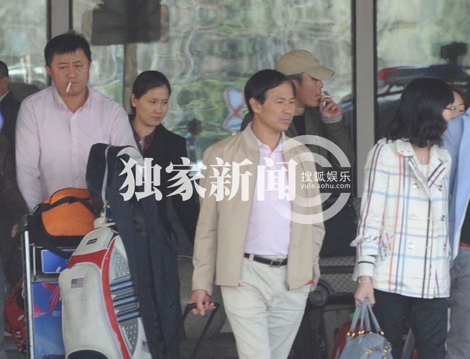 高清组图:侯勇甩前妻火速"当爹" 携娇妻潘雨晨机场秀恩爱