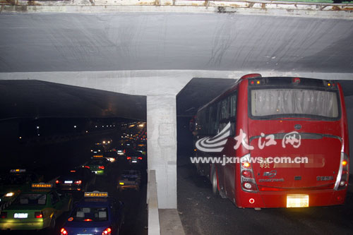 南京西路大巴车抄近路 被卡在立交桥下面