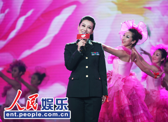 谭晶荣获"爱心公益人物" 含泪为春蕾女孩圆梦(组图)