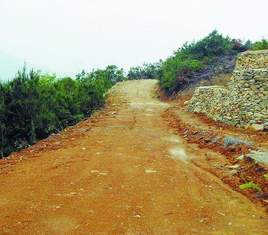 为了建墓,施工方开了一条山路.