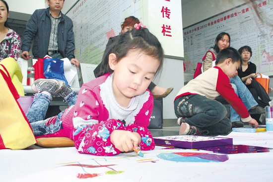4月22日是世界地球日,市少年宫的100多名小朋友21日参加了纪念世界地球日同住一个地球村,百米长卷绘画,废旧报纸手工编制活动。 活动中,一些孩子伏地在百米长卷上精心描绘着自己心中最美丽的家园:蓝天、白云、绿色的森林、青青的草地、清澈的小溪,还有那欢快和谐的小动物们;一些孩子则席地而坐,把收集来的旧报纸卷成棍状,再细细编织,不一会儿,在孩子们的手上便魔术般地变幻出了各种动物、建筑造型和小篮子、小筐子等物件一些驻足观看的小朋友和家长也情不自禁地参与到孩子们的活动中来。来源包头日报)