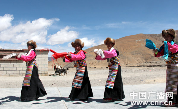 [走基层看西藏]萨嘎甲谐:击鼓而歌 踏地起舞(组