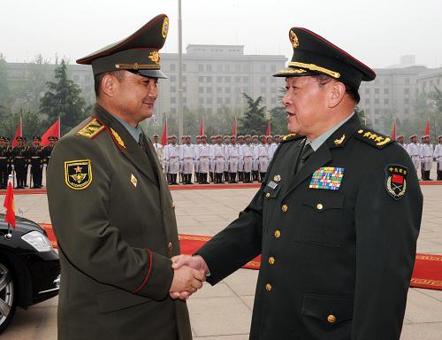 4月23日,中国国务委员兼国防部长梁光烈在北京八一大楼与前来出席上海