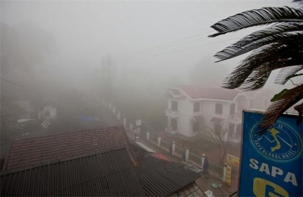这是越南老街省一个相对偏远的小镇，海拔2000多米，早晨起来还是雾气蒙蒙的感觉。
