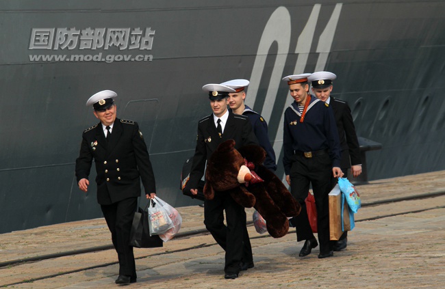 俄罗斯海军官兵正在接受中国军网采访 摄影:解放军报记者 张雷