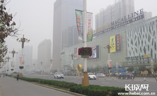 石家庄裕华路"空中花篮"扮靓城市迎五一[图]