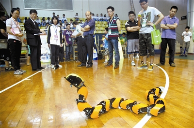 4月22日,第五届东莞市青少年机器人竞赛上,由竹溪中学师生制作的仿生