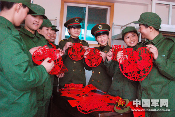 俄媒:中国年轻人当兵要凭后门 参军需行贿(图)