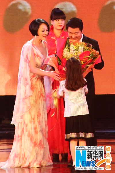 北京国际电影节盛大开幕 王姬携女儿亮相红毯(图)图片