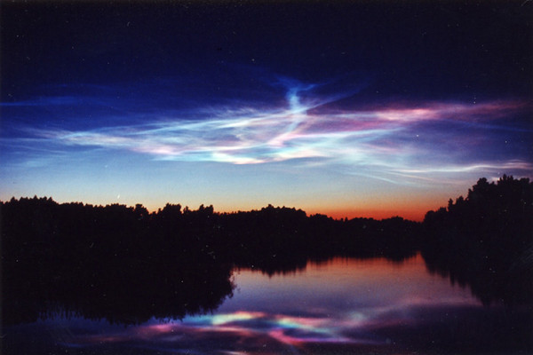 每日200吨宇宙尘进入地球大气层 形成夜光云(图)-搜狐滚动