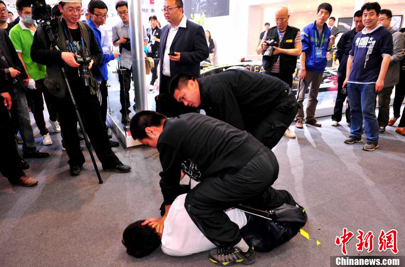 4月23日,北京车展媒体日,便衣警察于e4馆当场擒获一盗窃嫌疑人.