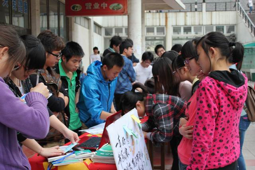 [安徽 芜湖大学生积极开展"世界读书日"宣传活动(组图)