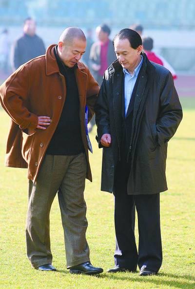 2008年1月5日，谢亚龙右与蔚少辉在昆明拓东体育场内交谈资料照片