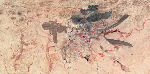 高空中国稀土矿照片:戈壁色彩绚丽的有毒湖泊