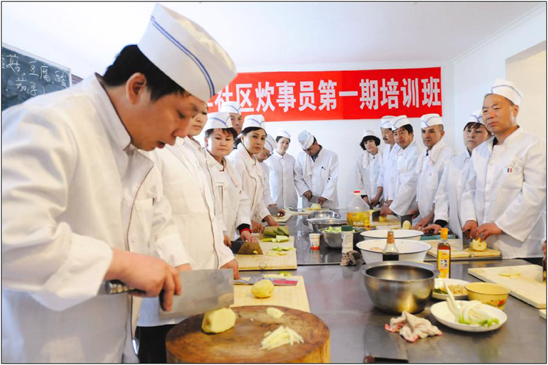 天山网讯(新疆都市报记者卢子摄影报道)4月24日,老师现场向社区炊事员