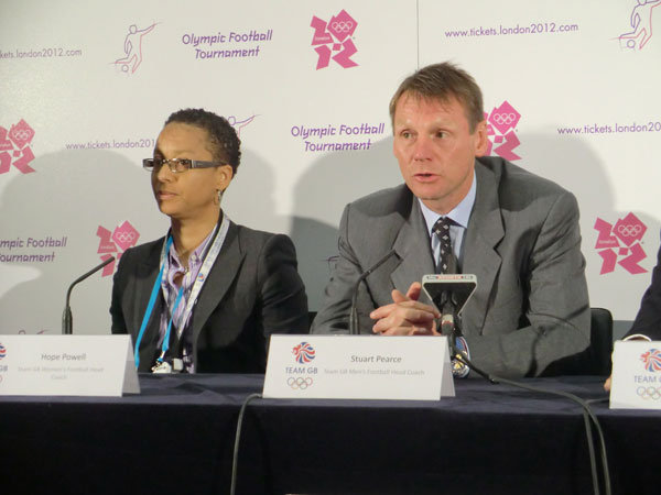 图文:伦敦奥运足球抽签仪式 英国队教练