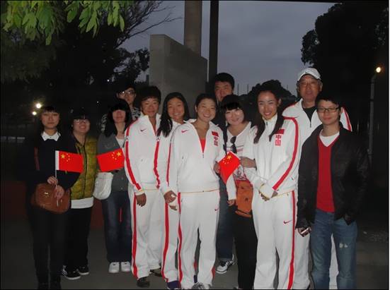 在阿根廷留学的中国学生为联合会杯网球赛中国