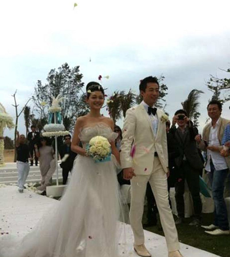 大S還自曝在婚禮上穿著的婚紗來自英國知名禮服品牌Marchesa，而一件普通Marchesa婚紗的價格在4000歐，大S那件屬于品牌的頂級款。