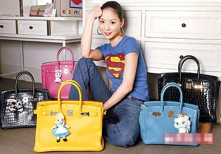 臺灣名媛孫蕓蕓和她最愛的五個愛馬仕Birkin，左邊第一只就是她參加偉玲婚宴時手拿的。