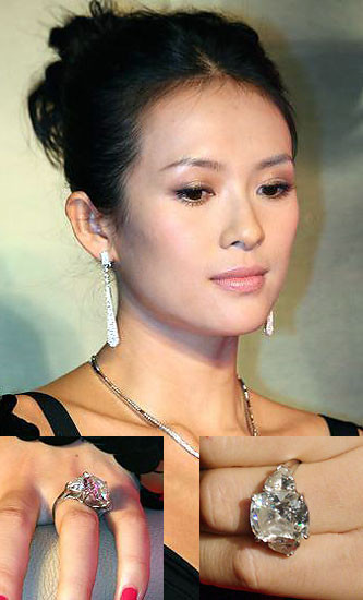 章子怡在與以色列商人Vivi Nevo熱戀的時期，出席各種活動都佩戴著未婚夫送給她的12克拉鉆戒，后來兩人分手后，“鴿子蛋”消失不見蹤跡。