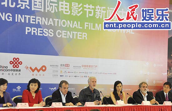 集团与导演詹姆斯卡梅隆一行来到电影节新闻中心,接受境内外记者采访.图片