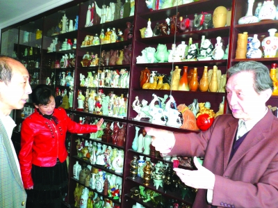 访武汉酒瓶收藏家韩正耀   4月13日,是武汉酒瓶收藏家韩正耀先生70