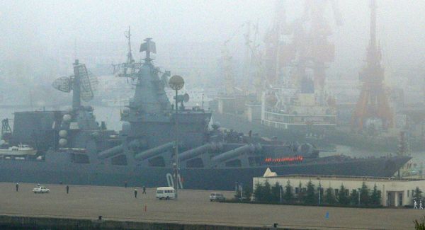 中国海军二艘潜艇与俄战舰对攻 不怕暴露战斗