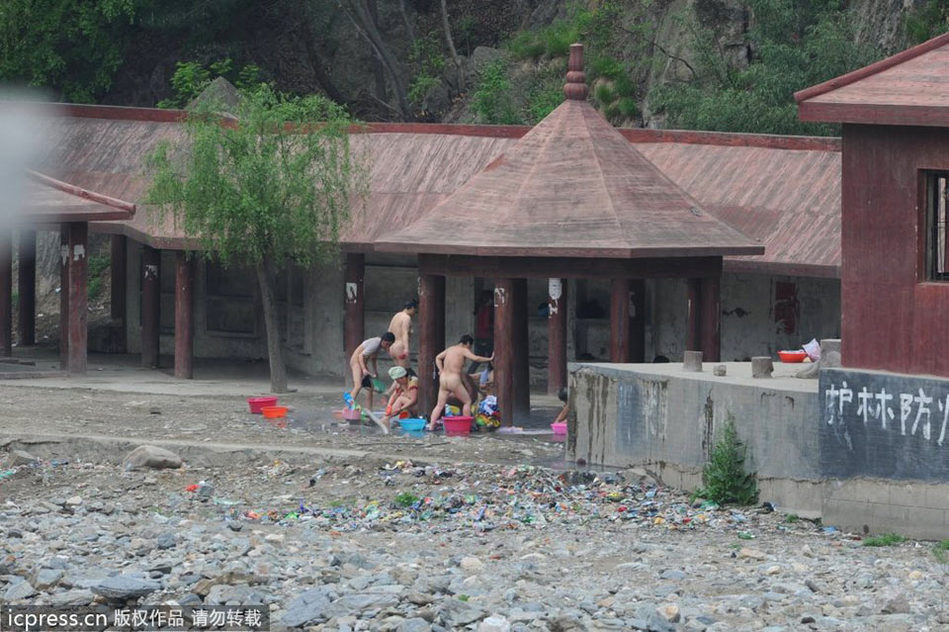 据了解,汤河温泉水系天然溢出,时流量20吨左右,年平均水温57℃