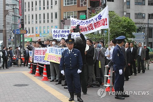 在日朝鲜人韩国使馆前示威 分析称为表忠诚(图)