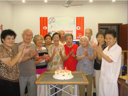 日间照料站老人生日庆祝
