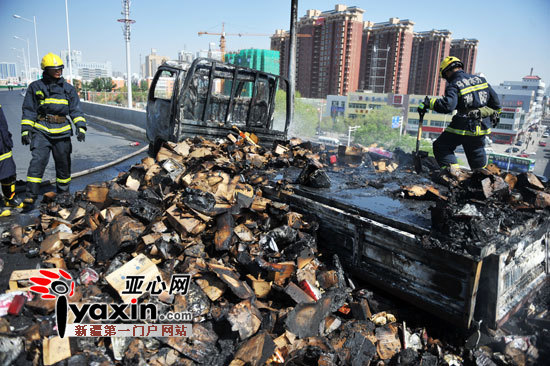 乌鲁木齐市苏州路蜘蛛山隧道一货车自燃 无人员伤亡(组图)