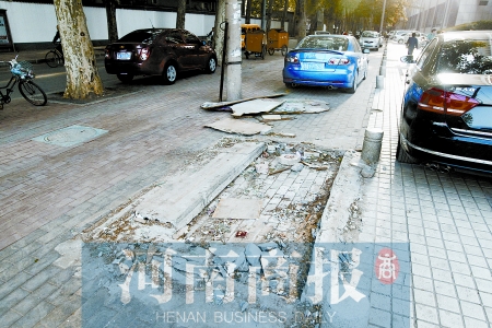 紫荆山路与顺河路交叉口的报亭被拆后，很快，原位置前后就被车占了