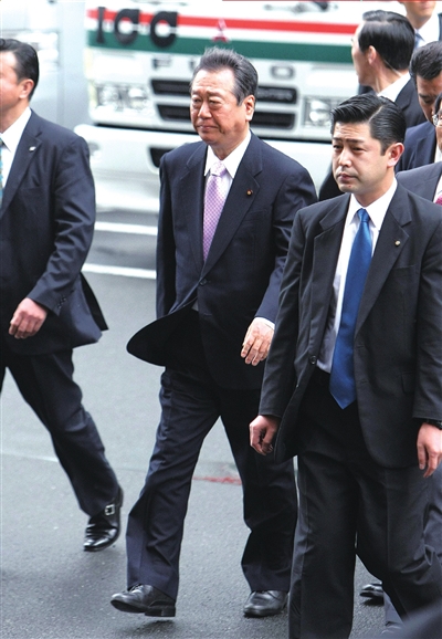 小泽一郎（左）抵达法院。图/东方IC