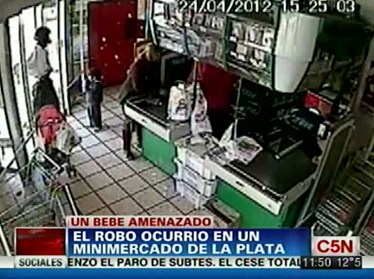 中新网4月27日电 据阿根廷中文门户网报道，阿根廷C5N电视台报道了一起拉普拉塔市华人超市抢劫案，超市安全监控录下了歹徒的暴行。
