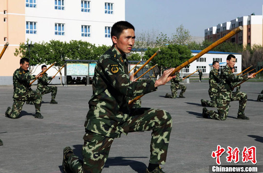 4月26日,武警边防部队乌鲁木齐指挥学校的学员扎实开展大练兵活动.