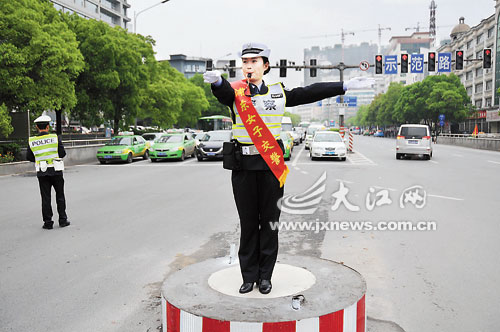 上海女交警来南昌指挥交通交流提出建议