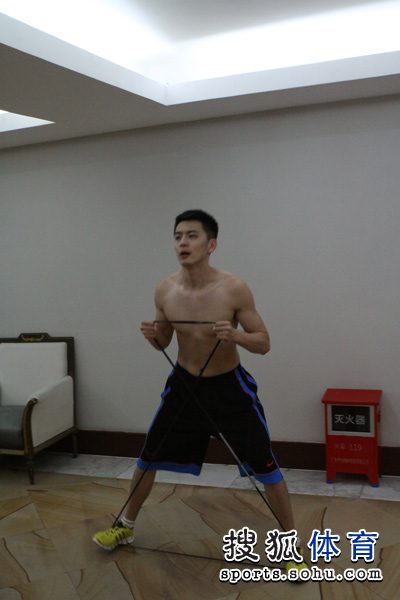 组图:男篮室内半裸训练 张博杨鸣比帅刘炜刻苦-搜狐滚动