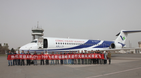 arj21-700飞机102架机转场嘉峪关进行大侧风试验试飞