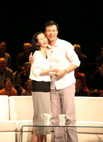 图文:朱铁携妻亮相《非常夫妻》 现场补求婚仪式