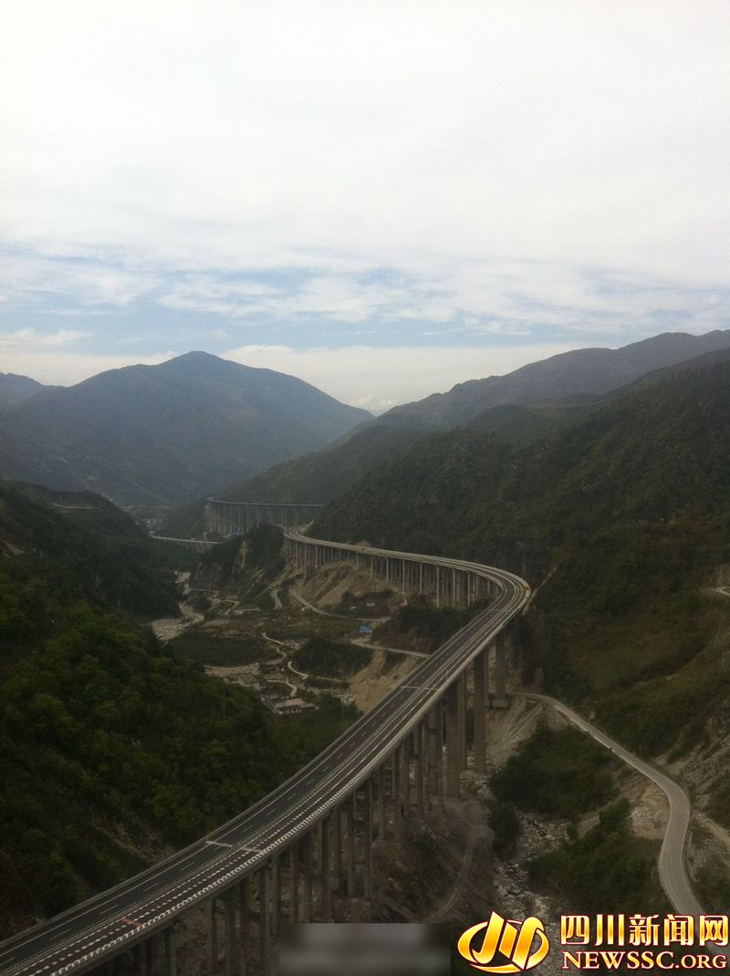 最让网友感叹的还是目前西南地区最长的公路隧道大相岭泥巴山隧道,全