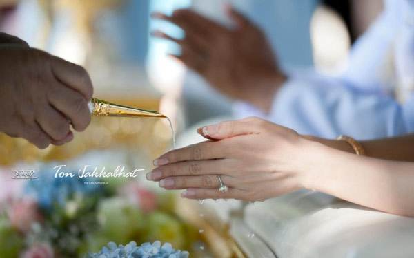 婚礼 现场 泰国/参加婚礼的客人依次上前为新人洒水祝福
