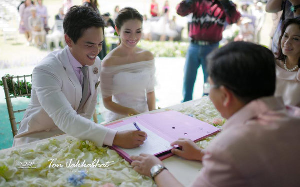 泰国女星Aff订婚现场泰西合璧 详解泰国婚礼习