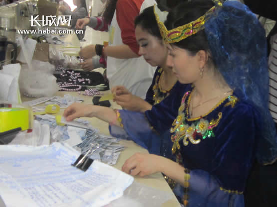 石家庄新疆班的学员在润石集团实习串珠子(图