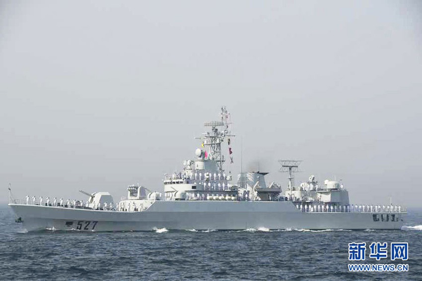 中国海军"洛阳"号导弹护卫舰(舷号527)受阅 摄影:新华军事记者 杨雷