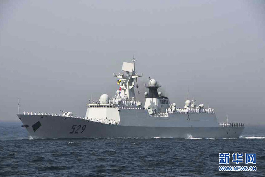 中国海军"舟山"号导弹护卫舰(舷号529)受阅 摄影:新华军事记者 杨雷