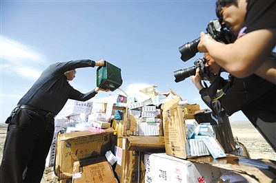 27日，在乌鲁木齐市西山大浦沟垃圾场，工作人员准备销毁铬超标药用胶囊和胶囊剂药品。新华社记者 沙达提 摄
