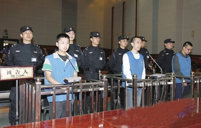 与王海剑一起出庭受审的,还有两名嫌疑人:29岁的王伟和26岁的王安安