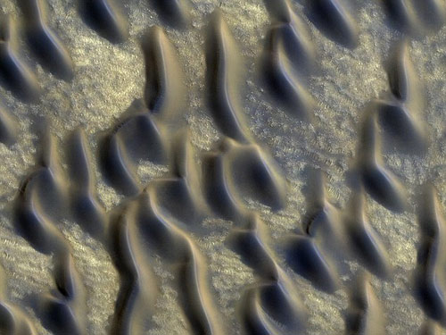 火星表面的火山玻璃晶体：当然目前不可能存在透过双层玻璃凝视我们的火星人，但火星也并非一片贫瘠。最新观测到火山玻璃晶体覆盖在火星表面，从而证实远古时期火星熔岩曾与冰水物质结合，冰水物质是形成生命的理想处方