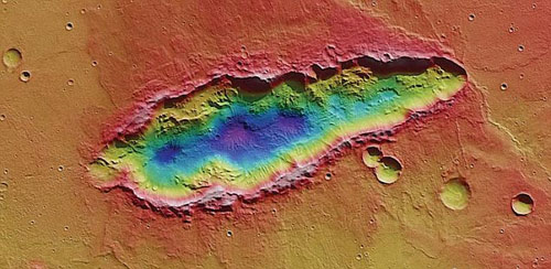 许多火星地区显示曾有水存在的迹象：图中的48英里长、1英里深的陨坑显示在边缘沟渠中曾有陨星碰撞形成的水资源